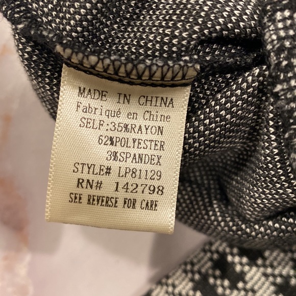 Womens pattern stretch slacks with slight flare at ankle. SZ L - Picture 3 of 5